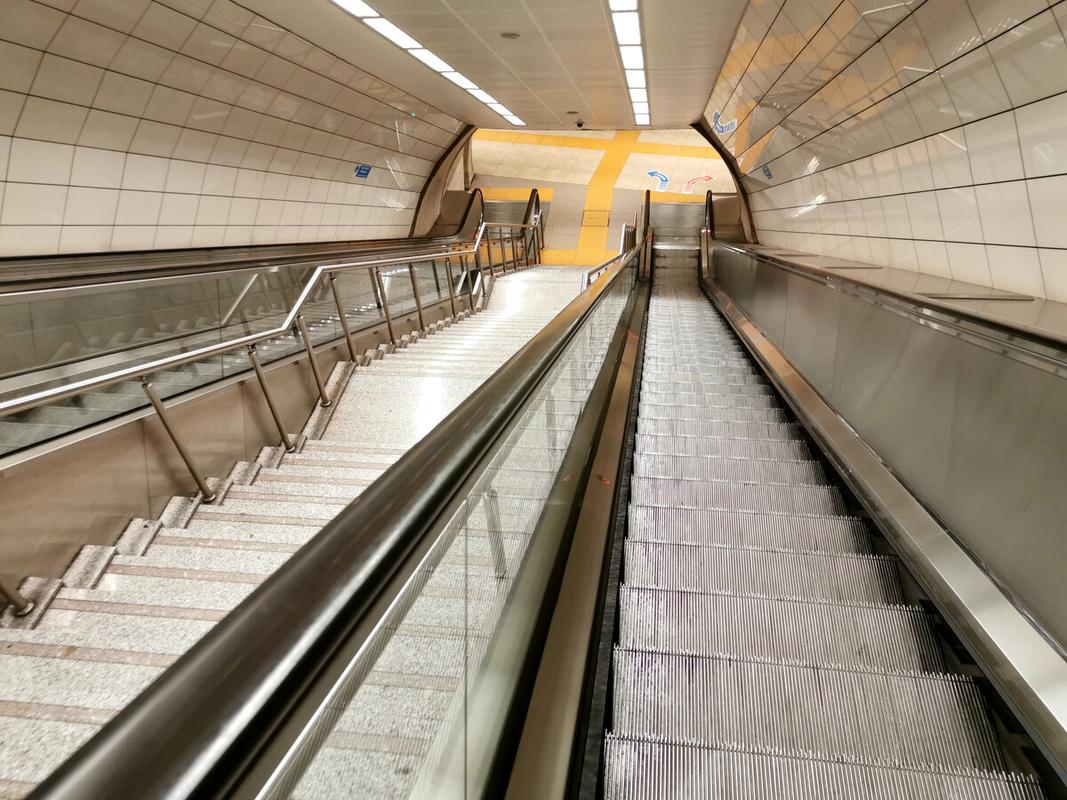 地铁里的扶手电梯 城市脉搏中的垂直旅程